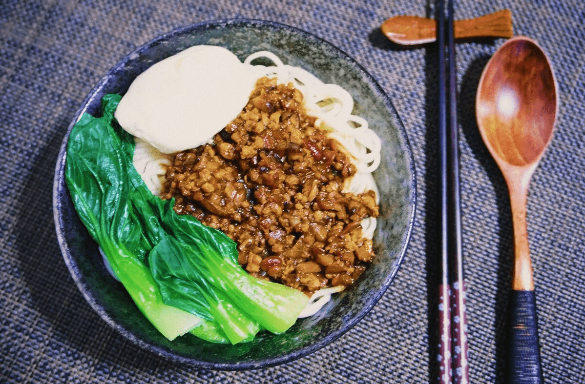 香菇肉酱面,香甜入味的快手家常美食,上班族必备,10分钟美食