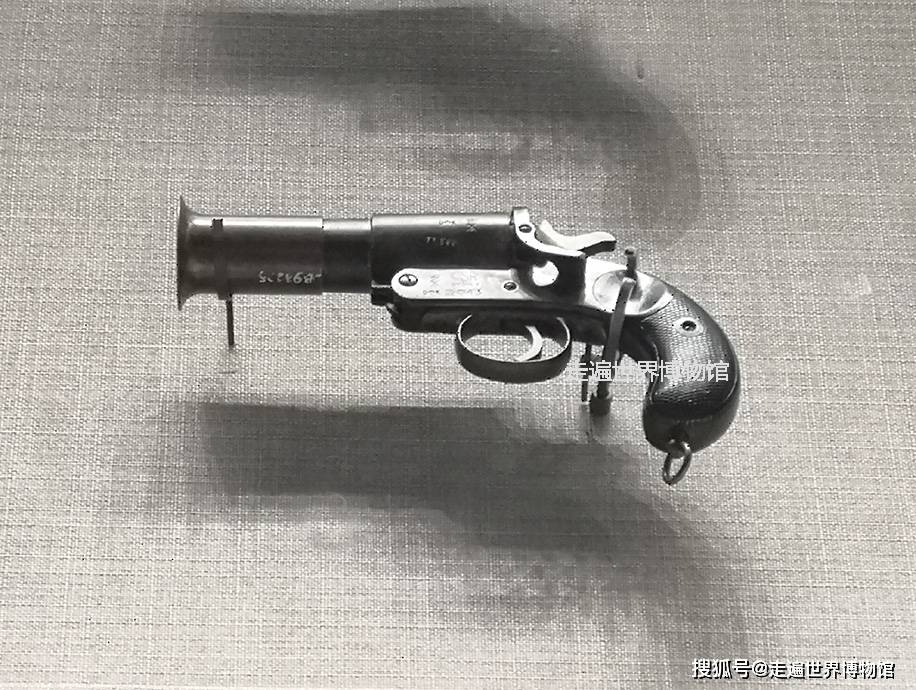 (美国造22毫米信号枪) 信号枪相比于其他军事装备来说,技术含量相对较