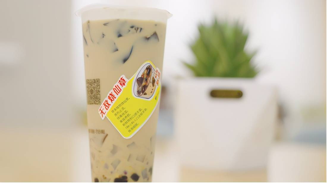 实际上,烧仙草这个品类本身就具有这些属性,但是甜啦啦把其贴到产品