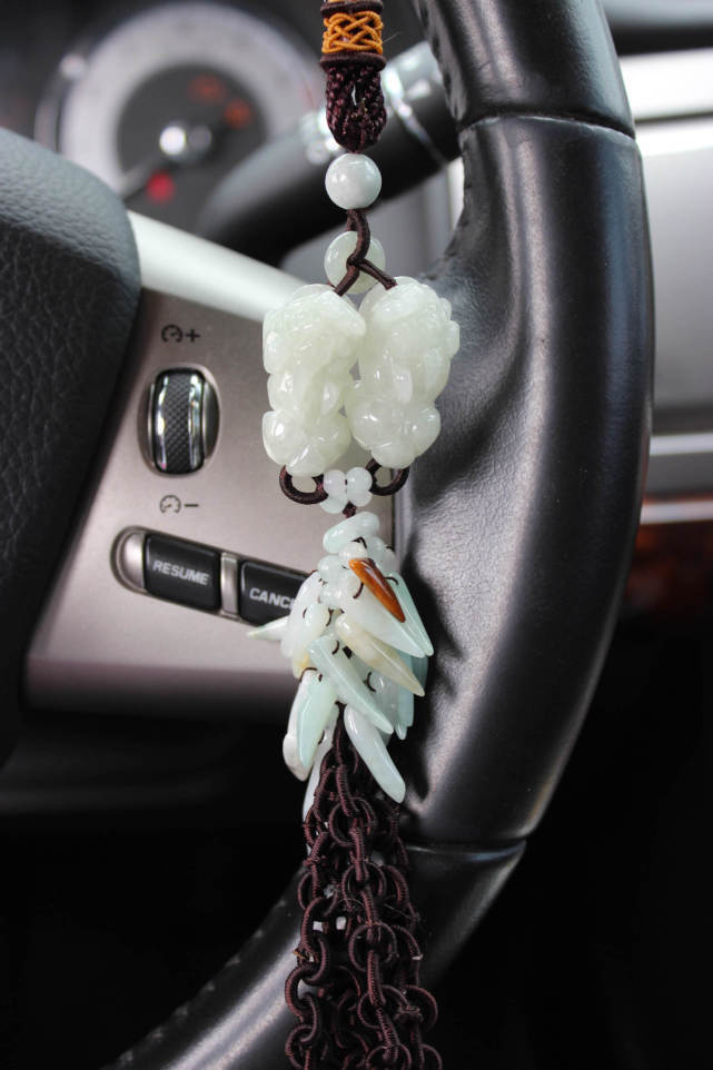 原创翡翠车挂要怎么选有哪些好风水的题材呢