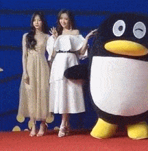 图片[1]-GIF搞笑段子：哥们，我说你这只大企鹅，怎么手一点也不老实呢！-妖次元