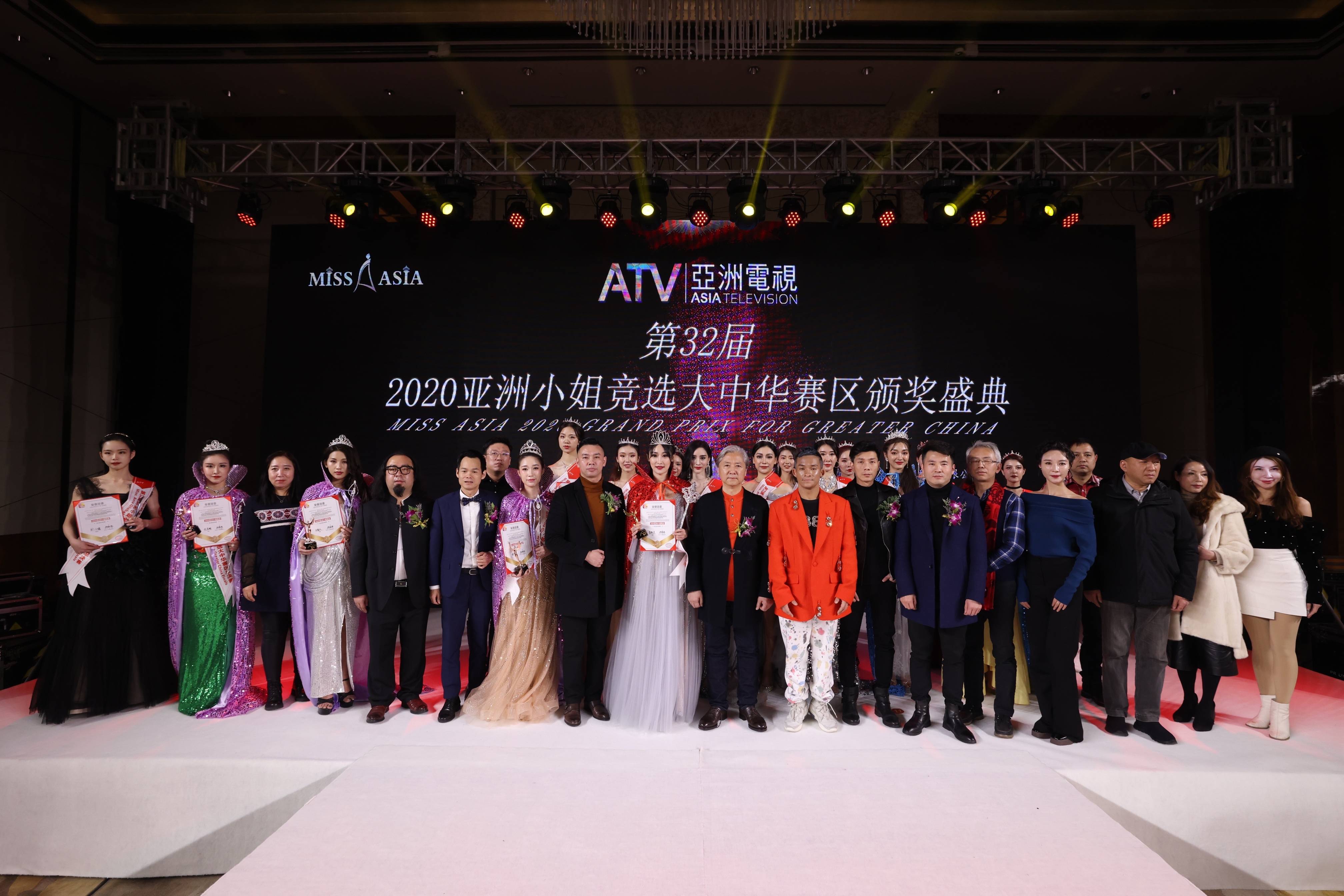 李初宣荣获2020年第32届亚洲小姐大中华区总决赛冠军 颁奖现场大放光彩