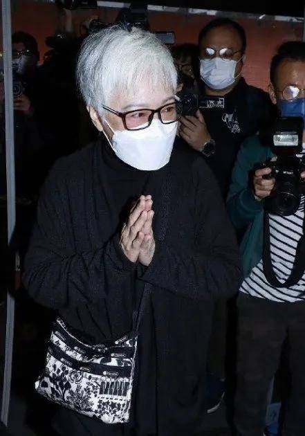 原创老戏骨李香琴葬礼女儿满头白发怀抱遗像蓝颜知己先走不到半年