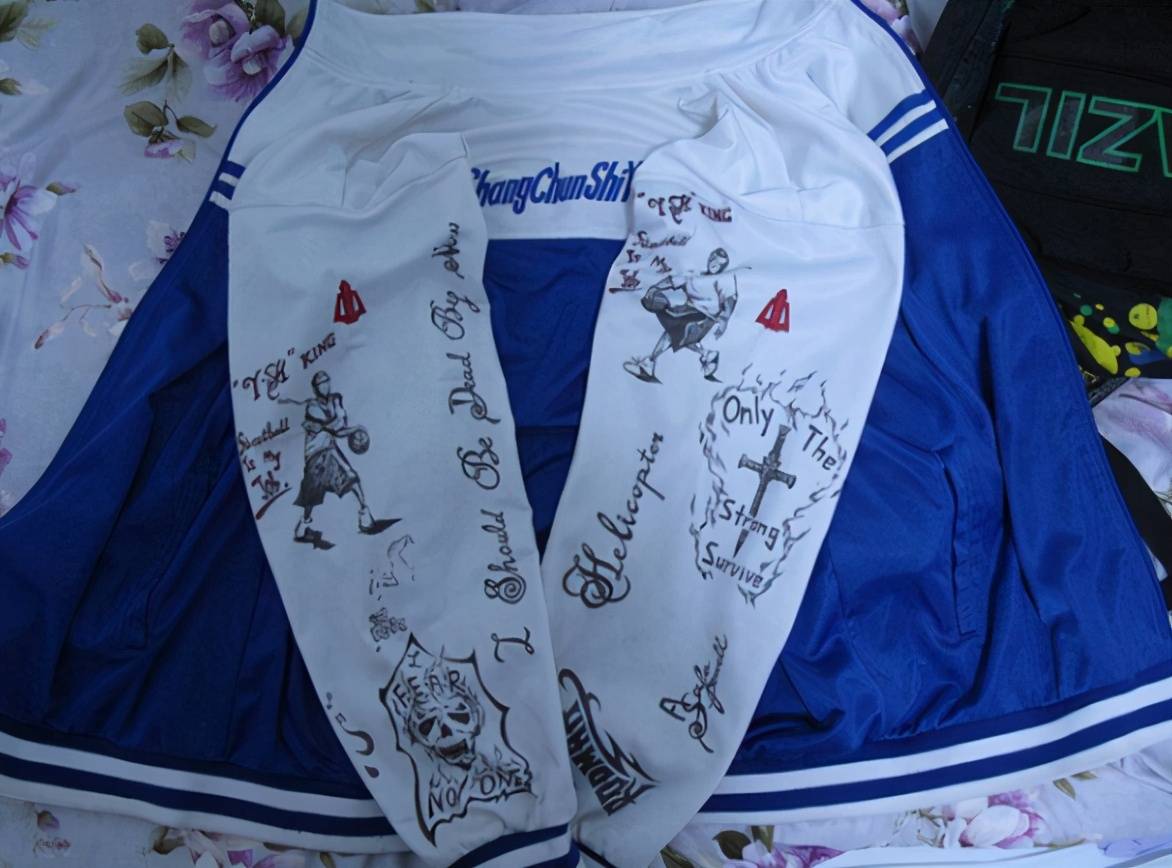 校服之所以不算孩子的喜爱,在于校服设计都很单调,他没有华丽的图案