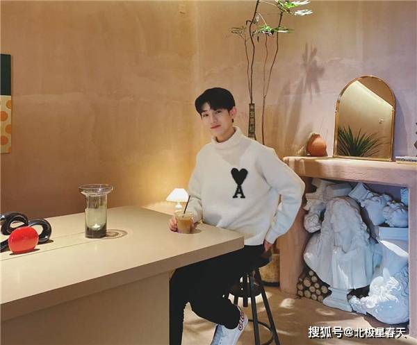 《青你3》选手杜天宇被曝是皇族,成人礼排场大,长相酷似王源