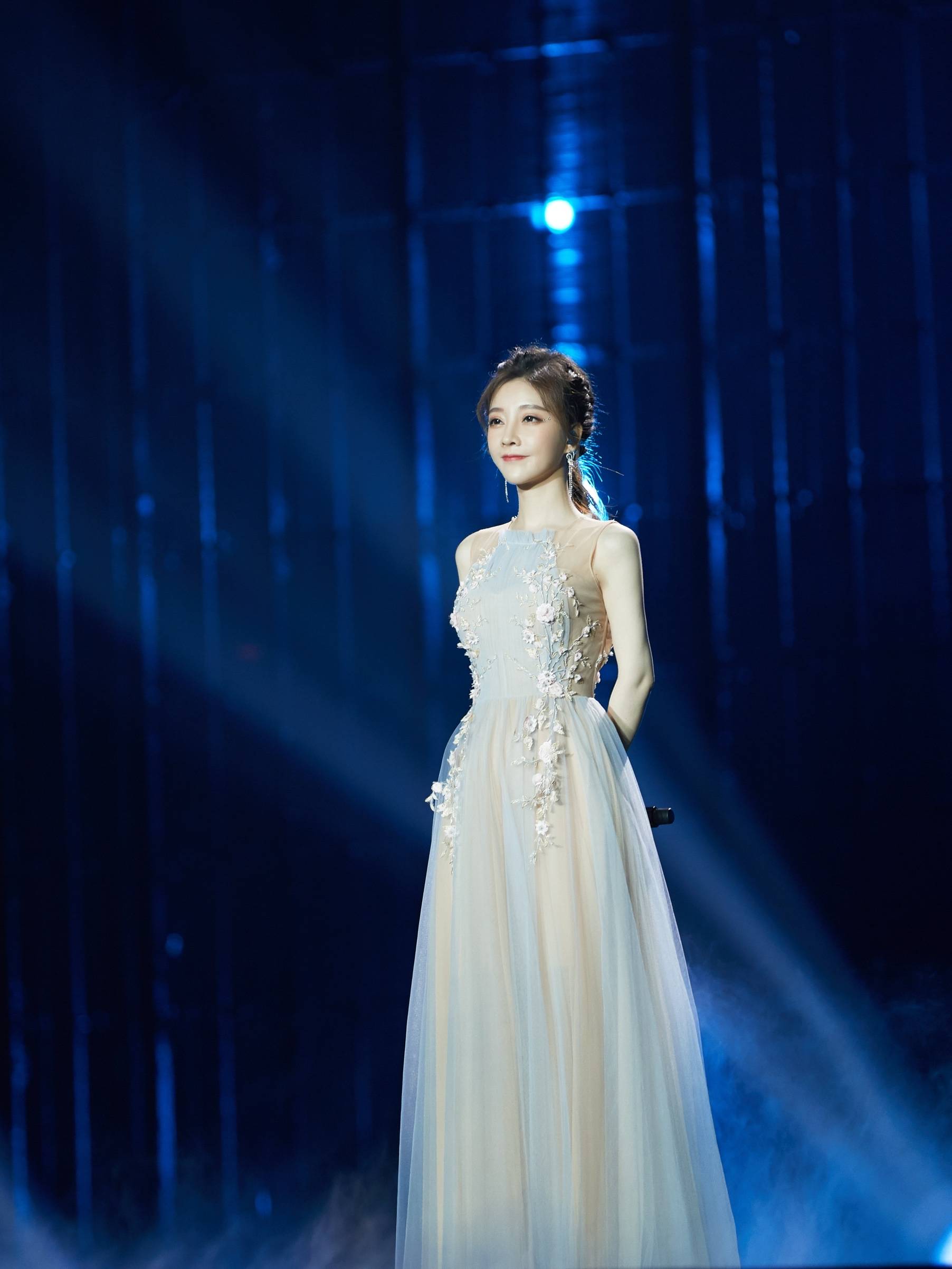 冯提莫鹅黄色纱裙出席音乐盛典 获年度突破艺人称号