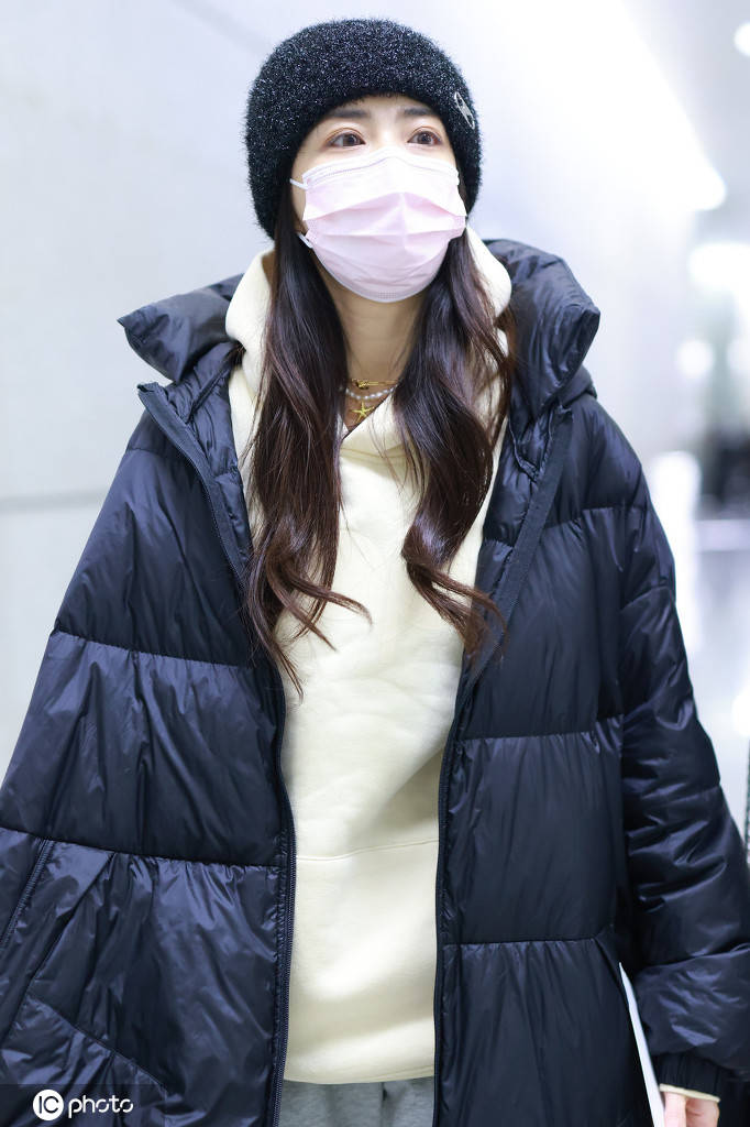 徐璐黑色羽绒服配白卫衣,温柔可爱