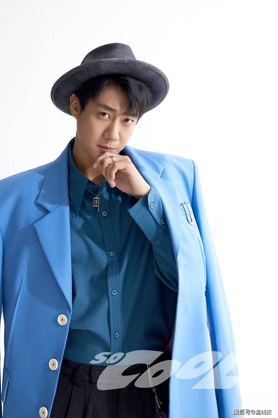 高至霆时尚大片曝光 玩转撞色潮流