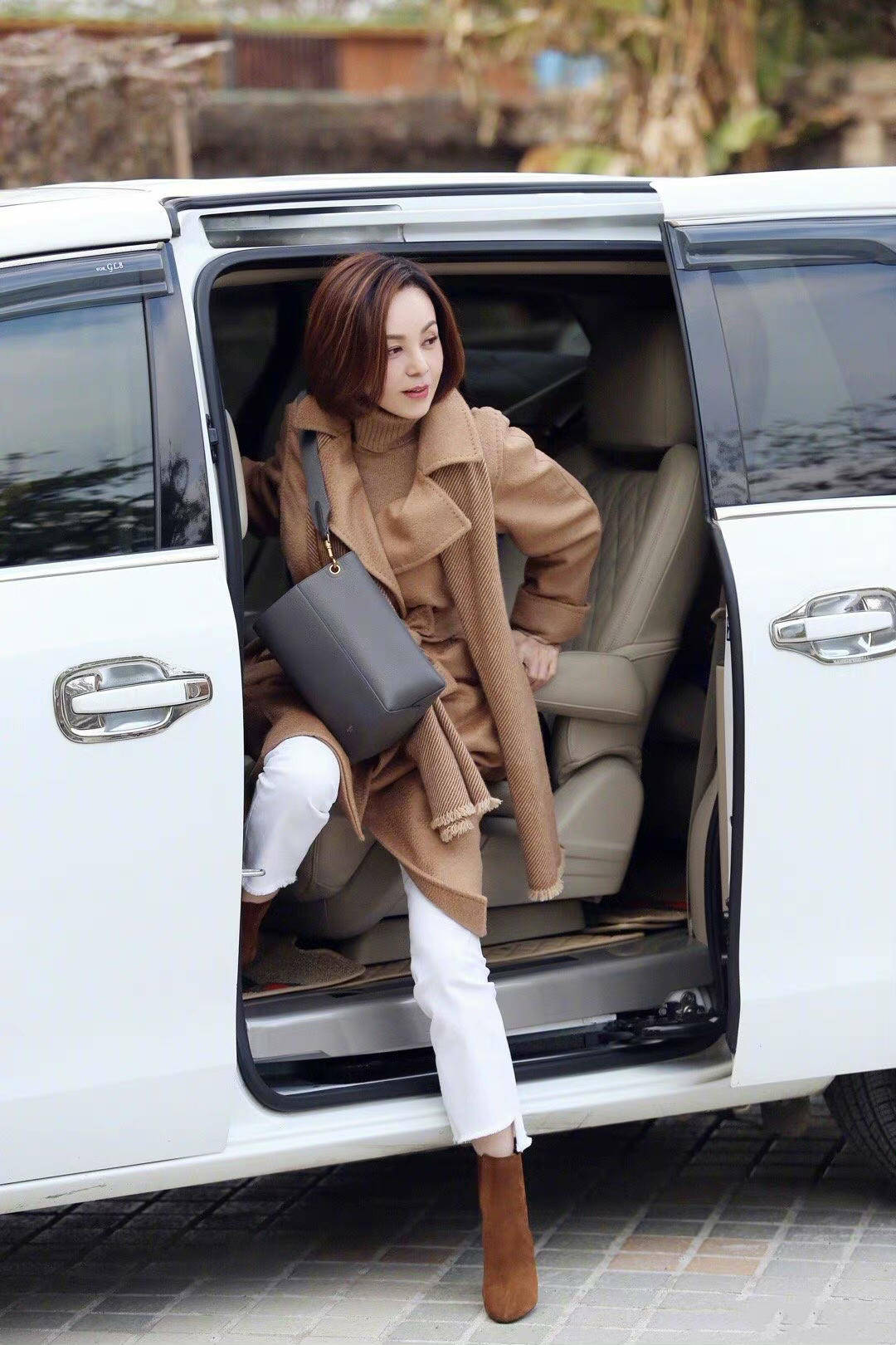 原创50岁的王琳真是冻龄女神穿驼色大衣内搭针织衫减龄又洋气