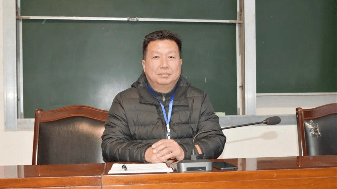 息县一高召开班主任生活班主任工作经验交流会