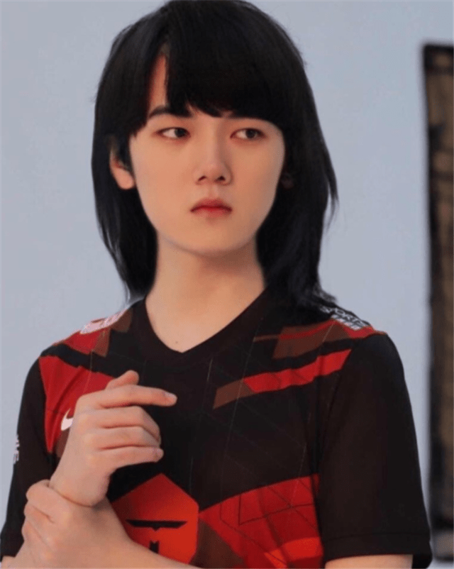 厂长女友晒庆生视频,15秒里亲吻两次,全程"狗粮"粉丝酸了