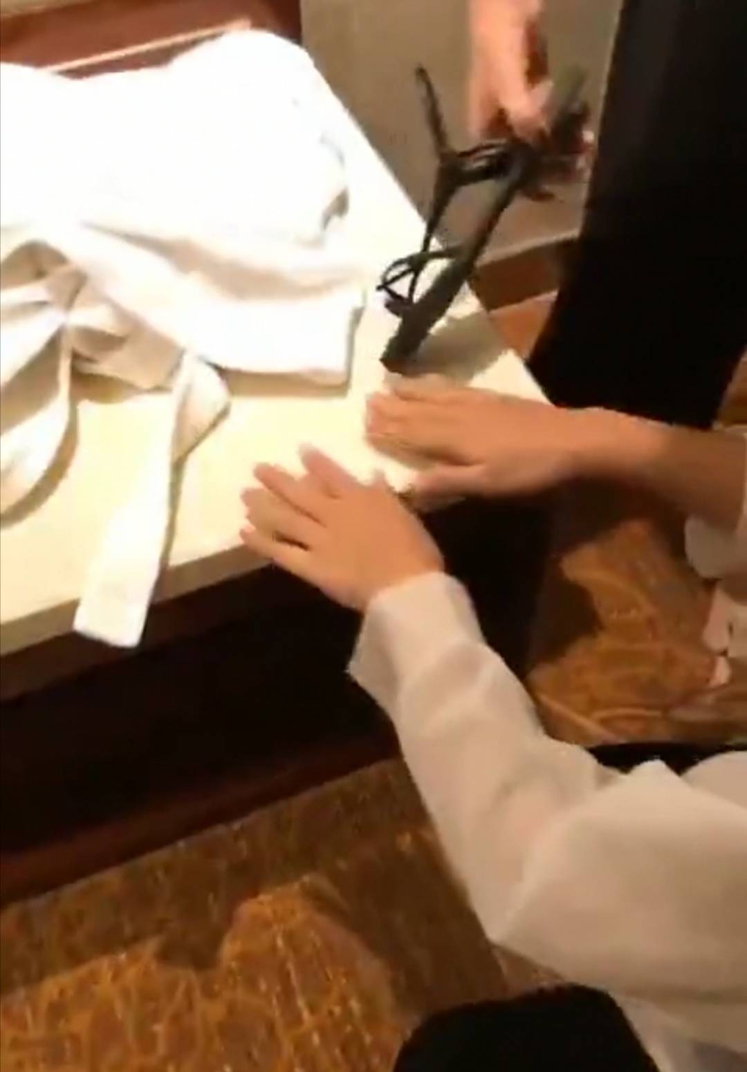 湖南少女惨遭三名女生凌辱逼其用鞋和衣架抽打被打成香肠嘴