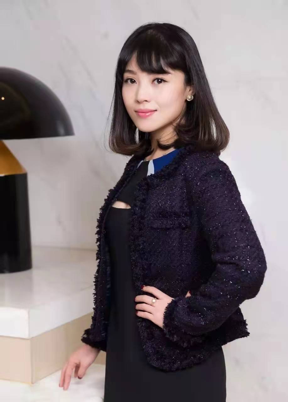 中国新晋女首富汪莹不仅颜值高穿搭也很在行绝对女中豪杰