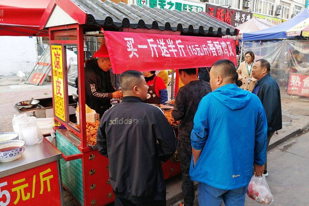 这种流动摊位也非常简单,往往是一辆三轮小吃车,车斗是改装的玻璃展柜