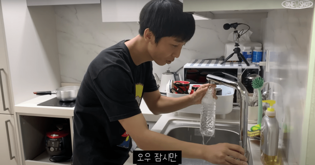 失明10年,乐观盲人小哥演示独自坐地铁,百万网友在线感动_金韩帅