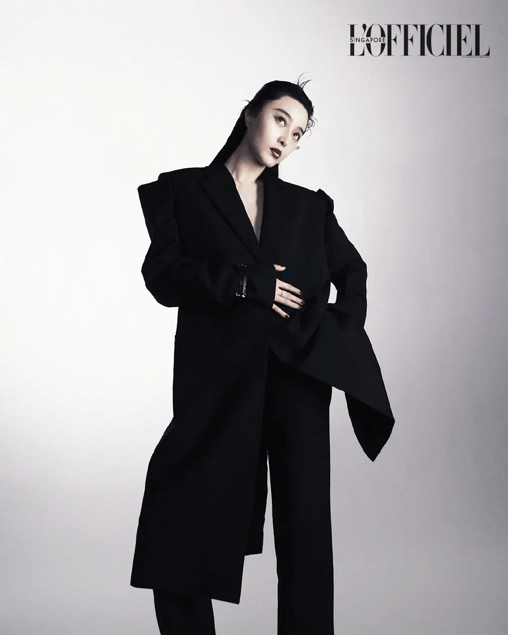 40岁范冰冰再登杂志封面,身穿红裙大秀表现力,跑国外发展了?