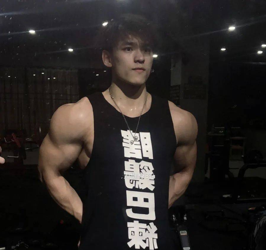 原創23歲小鮮肉練成肌肉巨無霸8塊腹肌公狗腰是否讓你怦然心動