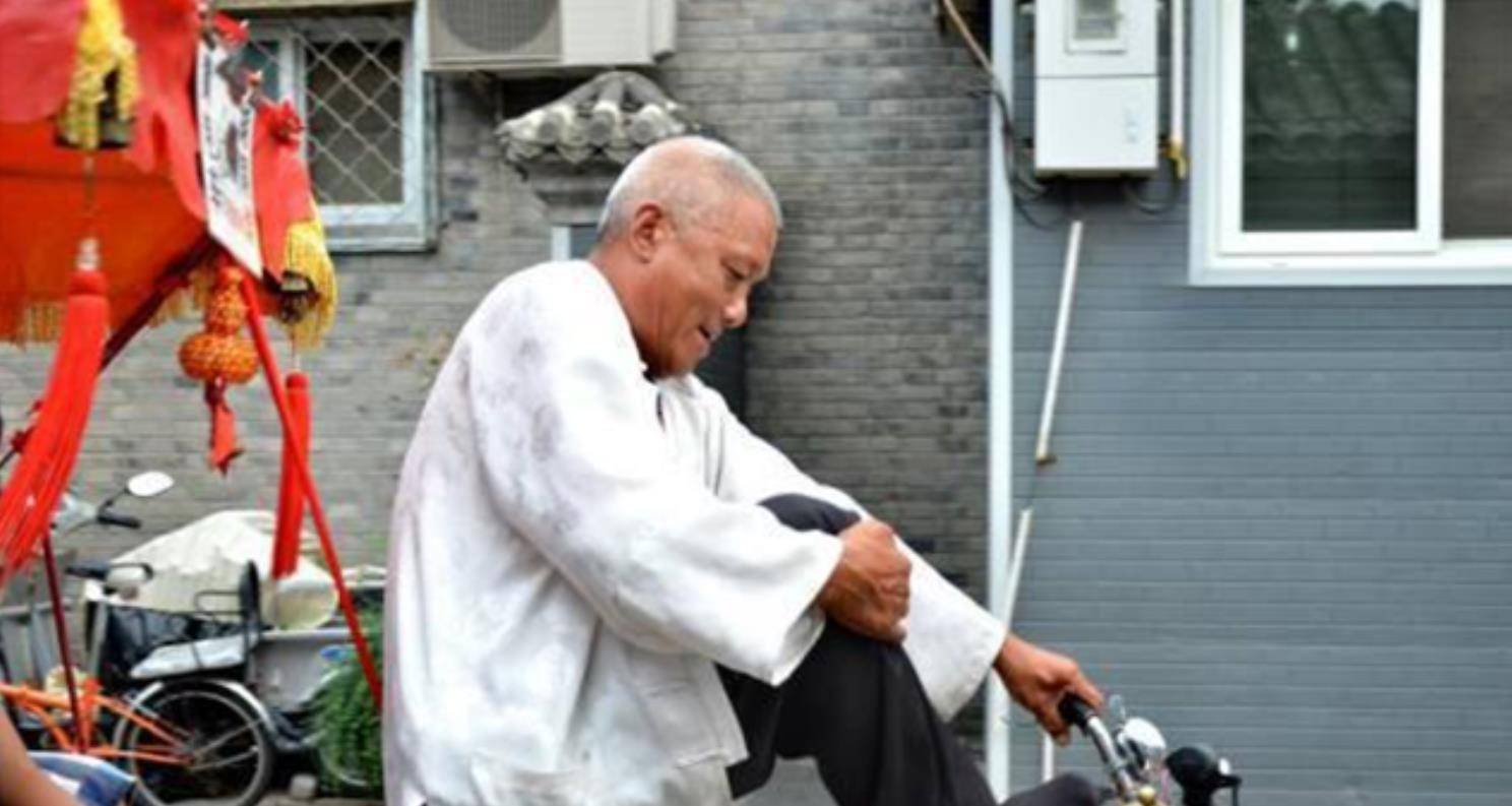 爱新觉罗的后裔，在京城蹬了38年三轮车，一小时150元不讲价