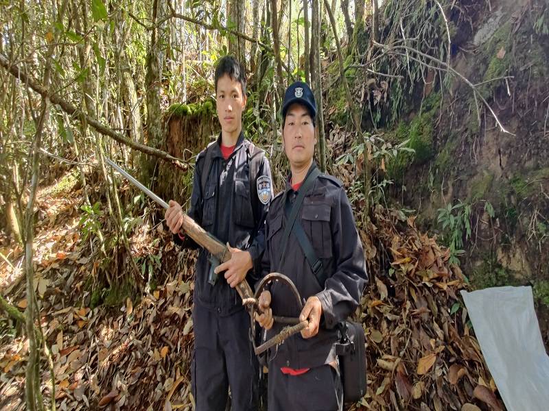 雲南怒江:群眾舉報 鹿馬登邊境派出所查獲射釘槍