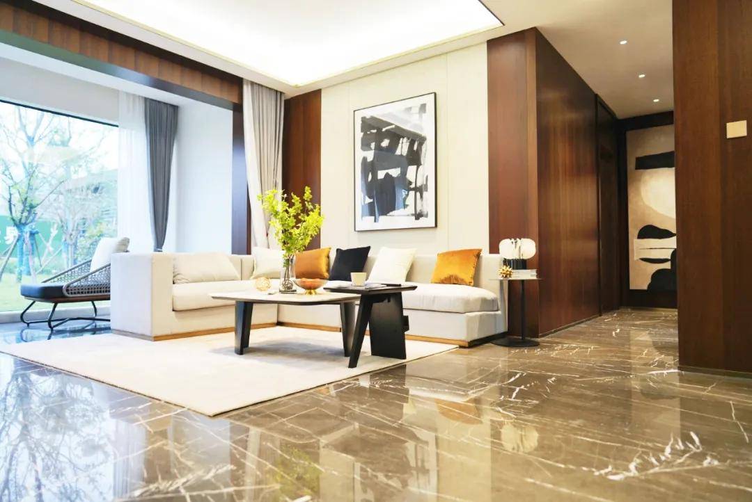 4米宽境客厅,演绎出全新家庭剧场:闲暇周末,告别喧嚣与繁忙,不管是会
