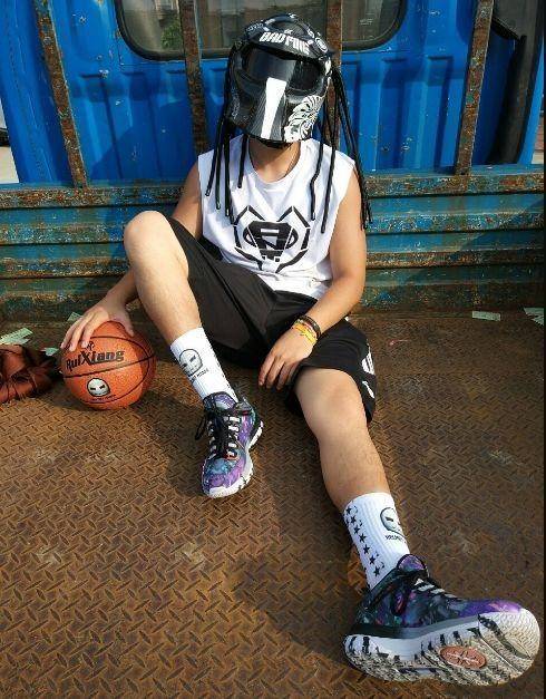 原创头盔哥郝天佶用最纯粹的热爱玩转篮球他是最接地气的街球手