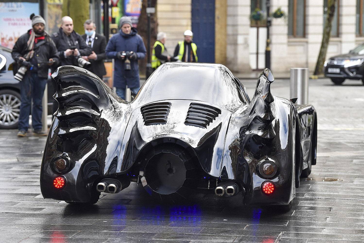 英国电台主持人28岁生日得到一辆"蝙蝠车"