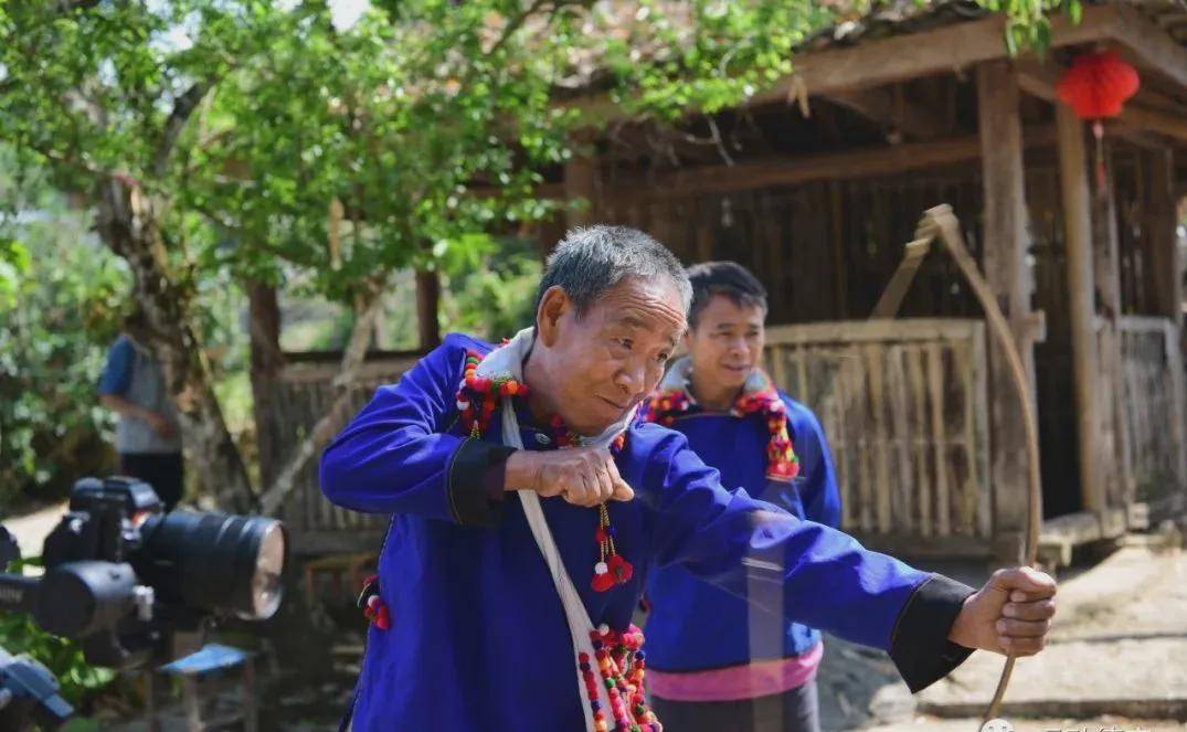 拳术;景颇族的扭棍,爬滑竿;阿昌族的耍白象,耍青龙,蹬窝罗;德昂族的腊