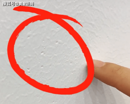 第一,验收的节点一定要在墙面滚涂完第一遍乳胶漆后,立即联系师傅验收