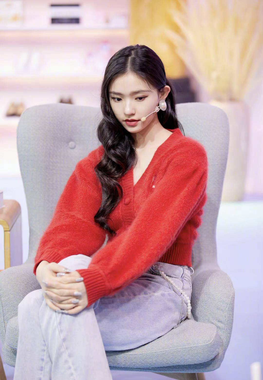 原创林允红色针织开衫录制综艺慵懒随性超吸睛波浪长卷发更添温柔