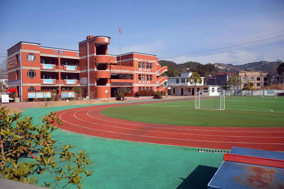 山区小学墙上挂大学校训,很多外乡小孩前来就读,看看啥情况