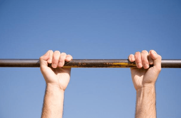 单杠悬垂100秒很轻松吗?