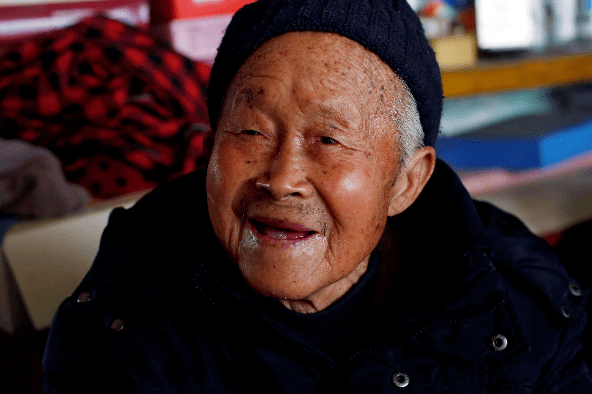 102岁老人生活完全自理 爱运动心态好 3天能吃完一斤冰糖 秘诀