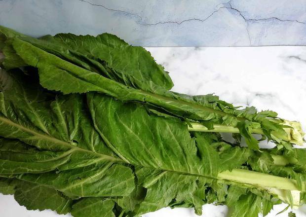 这菜才几毛钱1斤,便宜又营养,春天要多吃,开胃助消化好处多多_芥菜