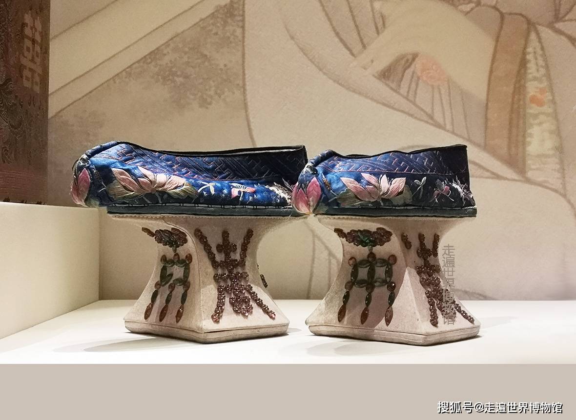 北京故宫博物院藏月白色缎绣竹子元宝底鞋(图源故宫)清代后妃的高跟鞋