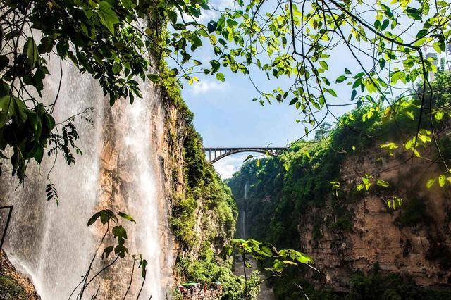 贵州此峡谷的瀑布比黄果树还壮观，被誉为天下第一缝，是国之瑰宝