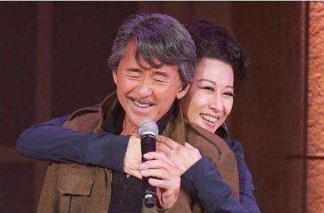 成名后"抢"师娘老公,结婚22年却拒绝生子,今58岁风韵犹存_叶倩文