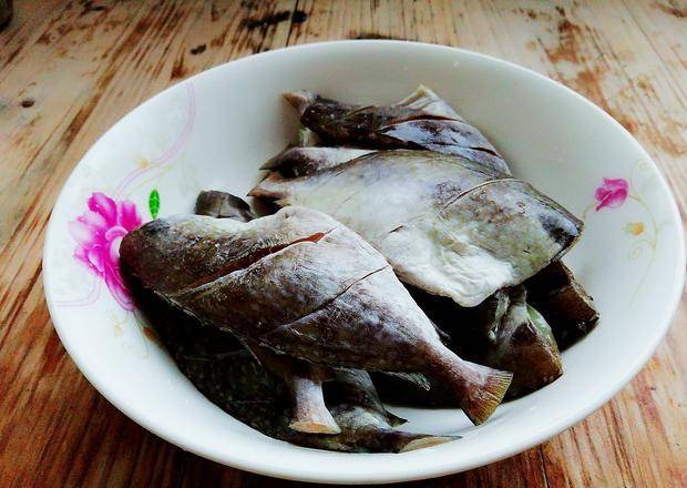 不能吃辣的可以减掉一部分辣椒哈第三步:起油锅,放入无头鱼中火煎至