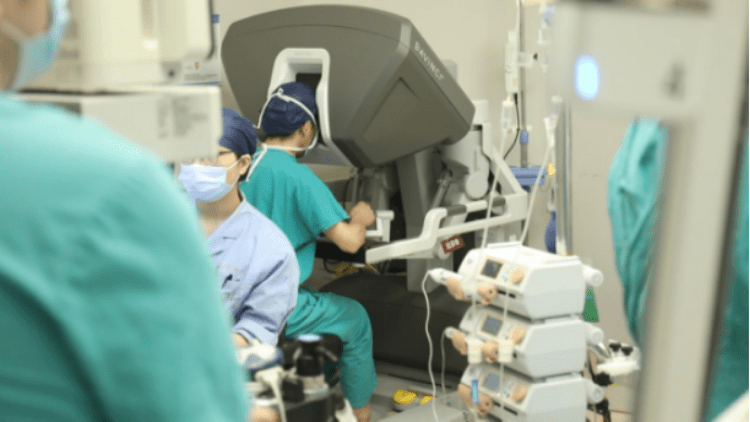 酷!主刀医生距离手术台2米,"动动手指"肿瘤即被根除