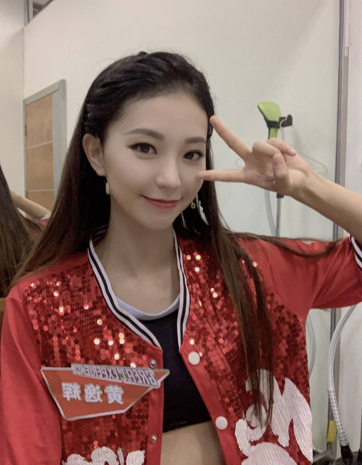 cba最美啦啦队队长黄逸辉,身材高挑相貌出众,易建联在她旁边都害羞!