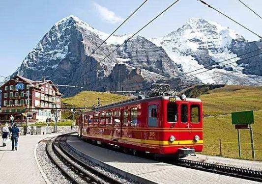 瑞士人第一次来中国度假，一下车就迷茫了：你们管这叫高铁？