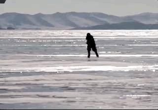 80奶奶独居贝加尔湖畔，出门靠溜冰，网友：这是真正的冰雪女王