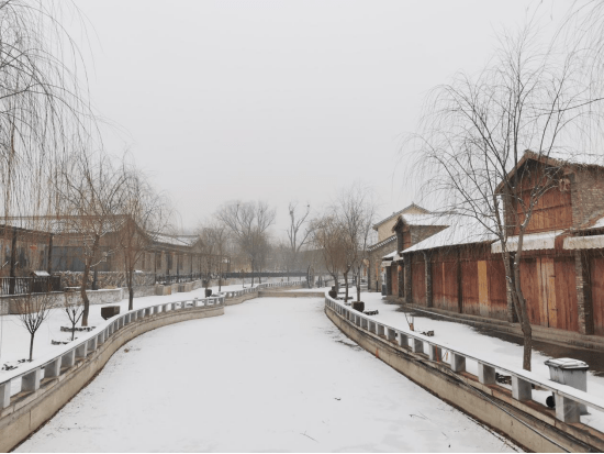 雪景下的民宿