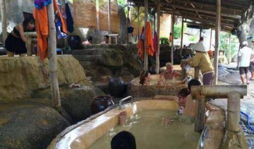 越南温泉居然有特殊服务，男女混浴毫不避讳，为啥女性去了还想去