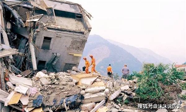 为何汶川大地震后房屋一片废墟，寺庙佛像却毫发无损，依然屹立