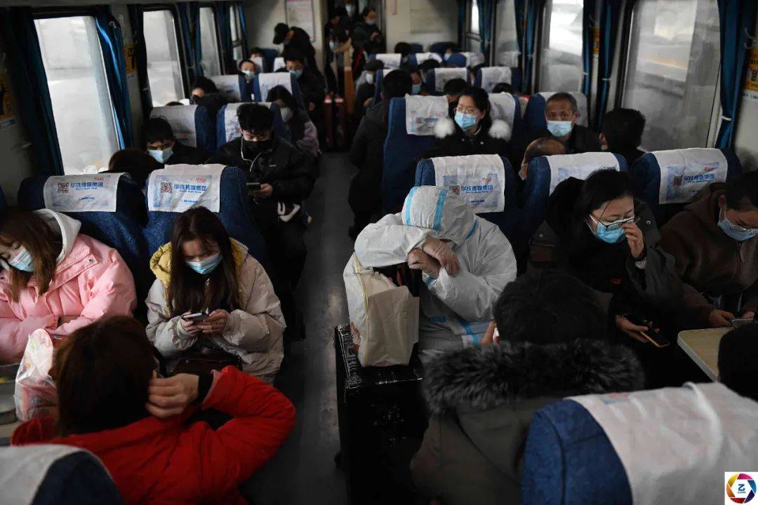 下图为2021年1月28日春运首日,合肥至东莞的列车上的乘客.