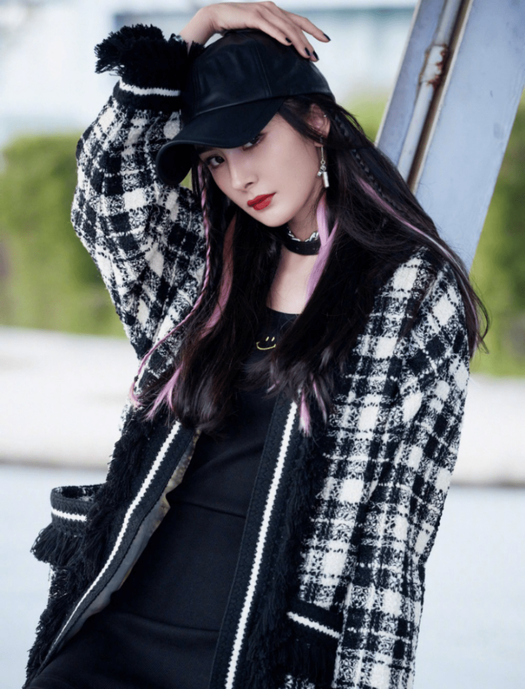 原创杨幂的紫色挂耳发型太酷了!穿格纹毛衣搭长靴,整套造型时髦酷飒