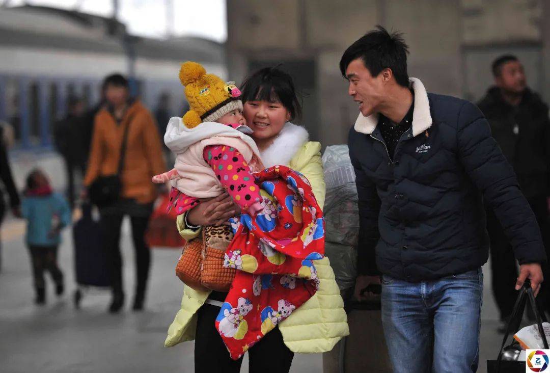 下图为2021年2月春运,合肥火车站出站口,乘客在接受体温检测.