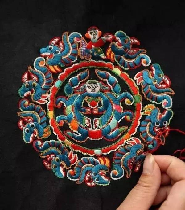 苗绣是指中国苗族民间传承的刺绣技艺