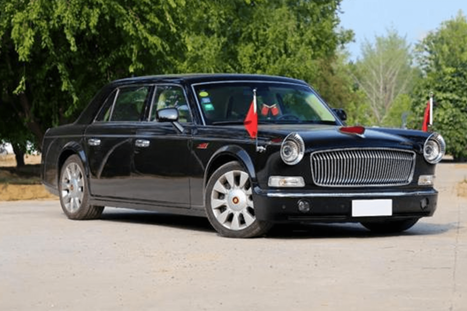 买豪车送赠品劳斯莱斯送雨伞不算啥红旗送的赠品才是牛