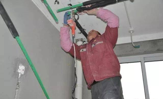 最近水电工和电工都在传的一段话,说到骨子深处了_工地